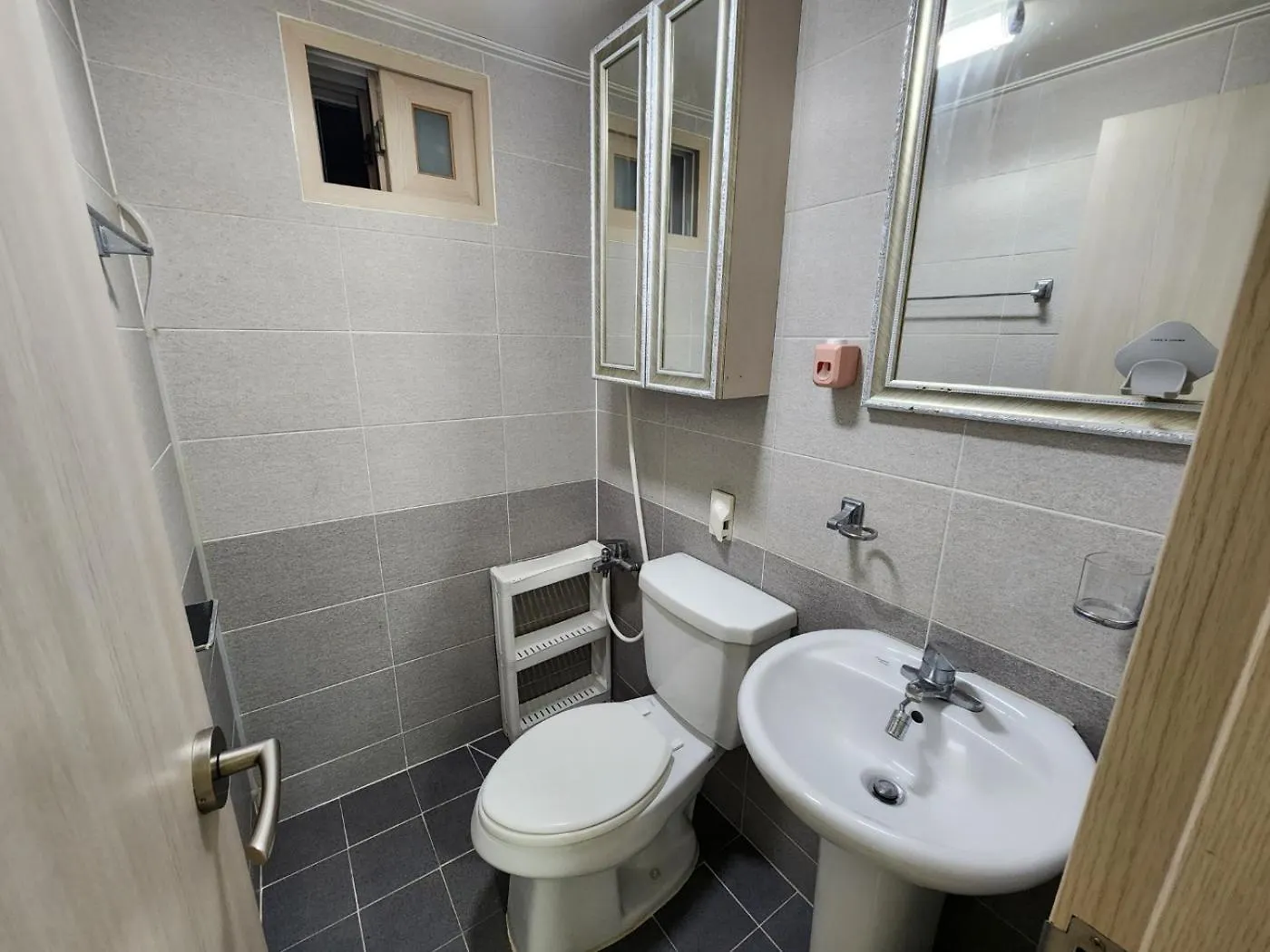 New Two Room House In Station Area Szöul